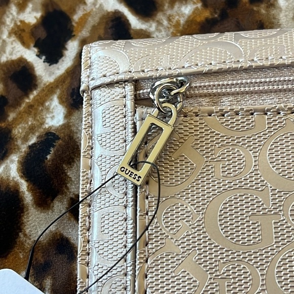 Brand New Guess Rose Dust Iridescent Trifold Card Organizer Snap Close Wallet - Picture 5 of 13